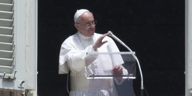 Le pape François, le 9 juin 2013 sur la place Saint Pierre.