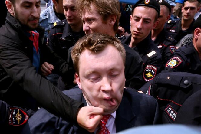 Le militant gay russe Nikolai Alexeyev pris à partie lors d'une manifestation à Moscou, le 25 mai.