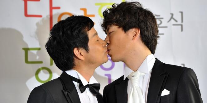 Pour faire avancer la cause gay en Corée, le réalisateur Kim Jho Gwang-soo (à gauche) a annoncé vouloir épouser symboliquement son compagnon en septembre.