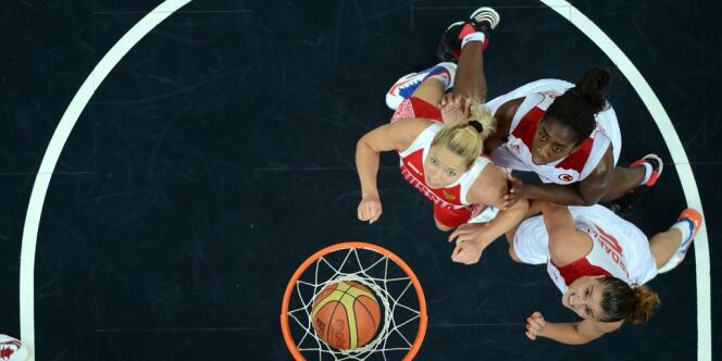 Les basketteuses russes opposées aux turques, pendant les JO de Londres en 2012.