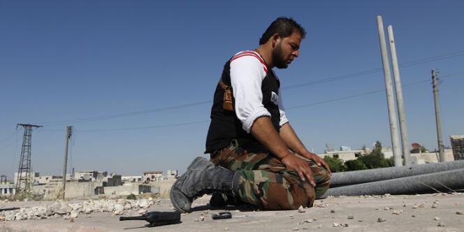 Un rebelle syrien, près de l'aéroport d'Alep, le 14 juin.