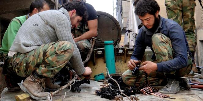 Des rebelles syriens préparent des armes, certaines bricolées, à Alep, en avril. 