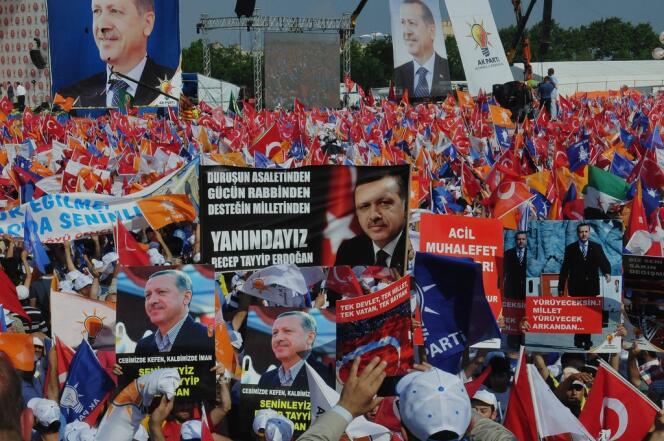 Après dix ans de règne, l'ambition personnelle de M. Erdogan, celle de son parti politique et celle de l'Etat ne font plus qu'une. Ici, un rassemblement de l’AKP, le parti du premier ministre, dimanche 16 juin, à Istanbul.
