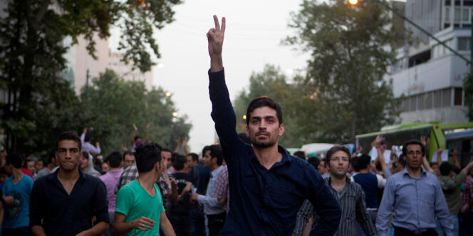 Des partisans du nouveau président Rohani célèbrent sa victoire le 15 juin à Téhéran.