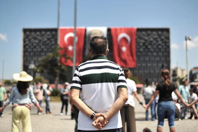Des manifestants antigouvernementaux, place Taksim, à Istanbul, le 18 juin.