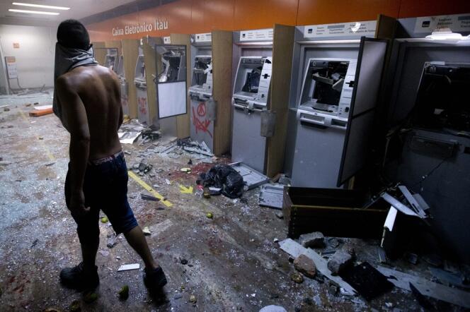 Une banque de Rio de Janeiro pillée à la faveur du mouvement de colère des Brésiliens contre la hausse des prix, lundi 17 juin.