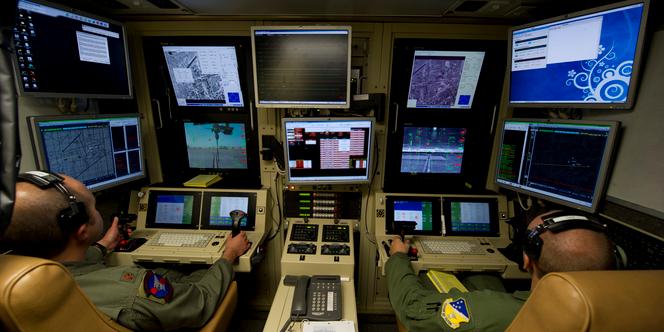 Des opérateurs de l'US Air Force dirigent un drone MQ-9 lors d'un entraînement sur la base de Holloman, au Nouveau-Mexique, en octobre 2012.