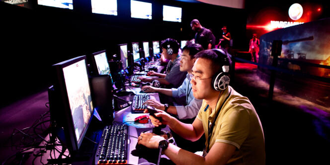 Des joueurs au stand du studio de jeux de simulation Wargaming, sur le salon E3 de Los Angeles.