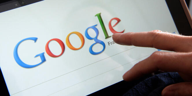 Une personne utilise Google sur une tablette tactile. 