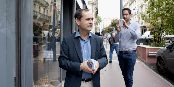 Robert Ménard, candidat soutenu par le Front national, en campagne pour les municipales auprès des commerçants, à Béziers (Hérault), le 20 juin.
