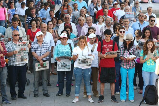 Manifestation de protestants immobiles à Ankara, le 19 juin.