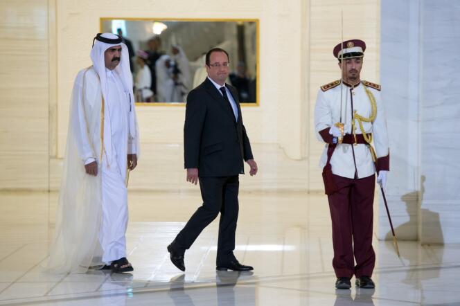 François Hollande et l'ancien émir du Qatar Hamad ben Khalifa Al-Thani, le 23 juin 2013 à Doha.