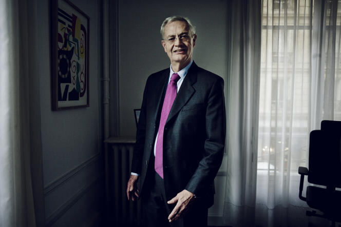 Jean-Louis Bianco, président de l'Observatoire de la laïcité, dans son bureau de l'hotel de Broglie à Paris, le 24 juin 2013.