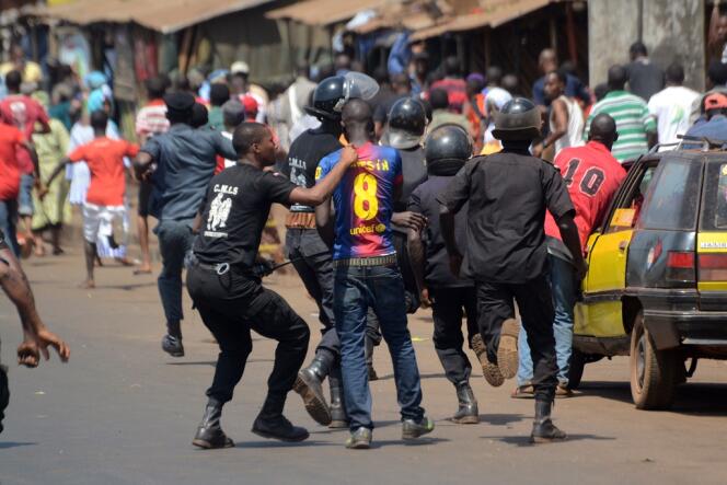 Lors de heurts entre les forces de l'ordre et des sympathisants de l'opposition, le 18 avril, à Conakry.