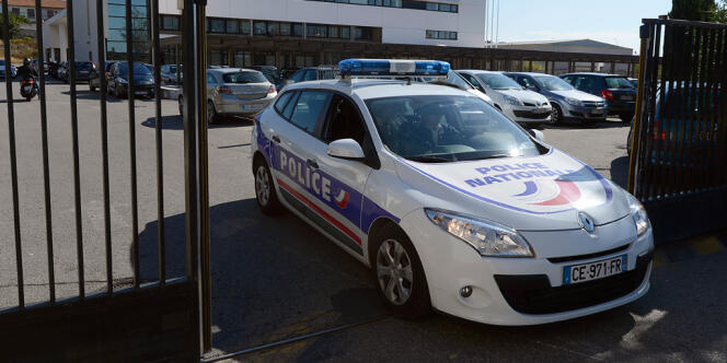 Une voiture de police quitte la BAC de Marseille, en octobre 2012.