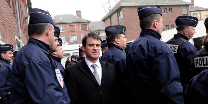 Manuel Valls visite les quartiers d'Amiens-Nord avec des policiers, le 5 avril. 