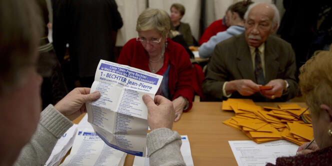 Des habitants de Corbeil-Essonnes dépouillent des bulletins de vote de l'élection municipale, le 5 décembre 2010 à l'hôtel de ville de Corbeil-Essonnes.