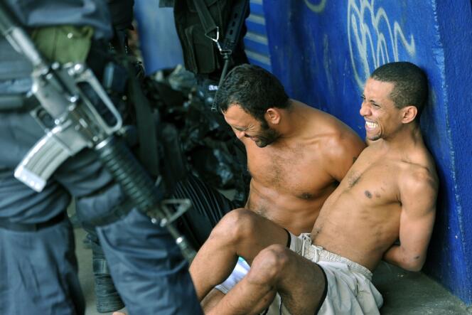 Deux personnes arrêtées dans une favela de Rio de Janeiro, mardi 25 juin.
