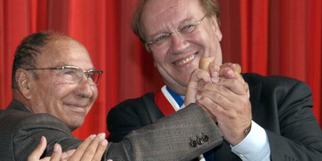 Serge Dassault félicite son bras droit, Jean-Pierre Bechter après qu'il a été élu maire de Corbeil-Essonnes le 10 octobre 2009. 