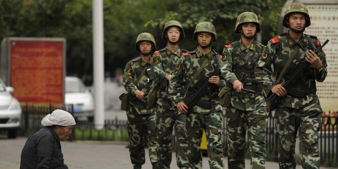 Des militaires chinois patrouillent dans la ville d'Urumqi, dans la province du Xinjiang, en juillet 2010.