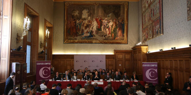 Didier Migaud (au centre), lors de la présentation du rapport public annuel 2013 de la Cour des comptes, le 12 février. 