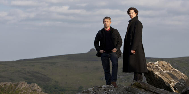 Sherlock Holmes (Benedict Cumberbatch) et le Dr John Watson (Martin Freeman) mènent leurs enquêtes dans un Londres contemporain.