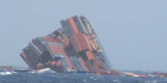 un navire sombre dans l ocean indien avec des milliers de conteneurs