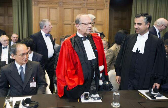 La délégation japonaise à la Cour internationale de justice de La Haye, le 26 juin. Au centre, le Français Alain Pellet.