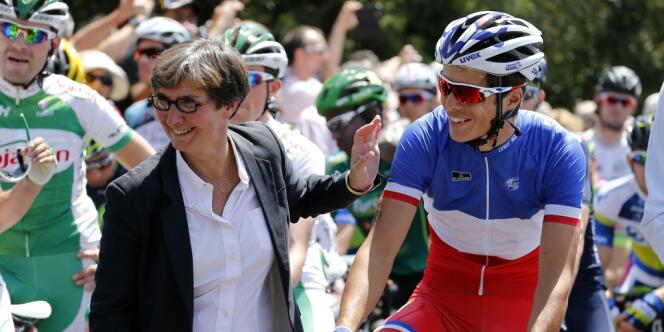 Valérie Fourneyron et le champion de France de cyclisme Arthur Vichot, au départ du Tour de France 2013. 