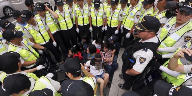 Lors d'une manifestation d'étudiants pour la dissolution du service national de renseignement (NIS), le 21 juin à Séoul.