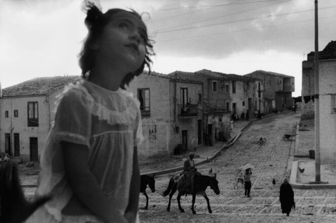 Déçu par l'incapacité de la photographie à changer le monde, Sergio Larrain l'a tôt abandonnée, se consacrant à la méditation et au yoga. Photo : Rue principale de Corleone (Sicile), 1959.