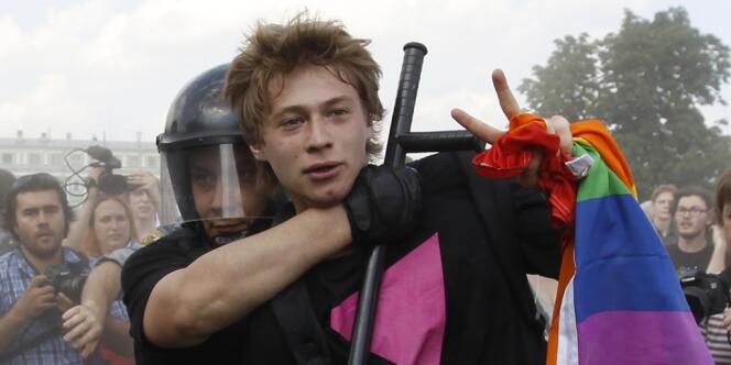 Un militant de la cause homosexuelle est interpellé par la police à Saint-Pétersbourg en Russie, le 29 juin 2013.
