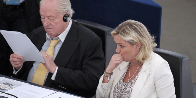 Jean-Marie Le Pen et Marine Le Pen, au Parlement européen à Strasbourg le 2 juillet 2013.
