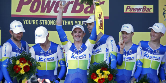 Simon Gerrans et ses coéquipiers de l'équipe Orica-Greenedge, sur le podium de la quatrième étape du Tour de France, mardi 2 juillet. 