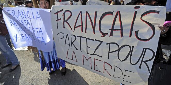 Des banderoles brandies par des manifestants boliviens devant l'ambassade de France.