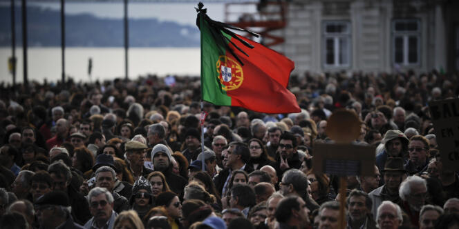 En récession depuis deux ans, l'économie portugaise doit reculer cette année de 2,3 %, et le chômage, dépasser les 18 %. Ici un drapeau portugais lors d'une manifestation contre l'austérité, le 2 mars 2013.