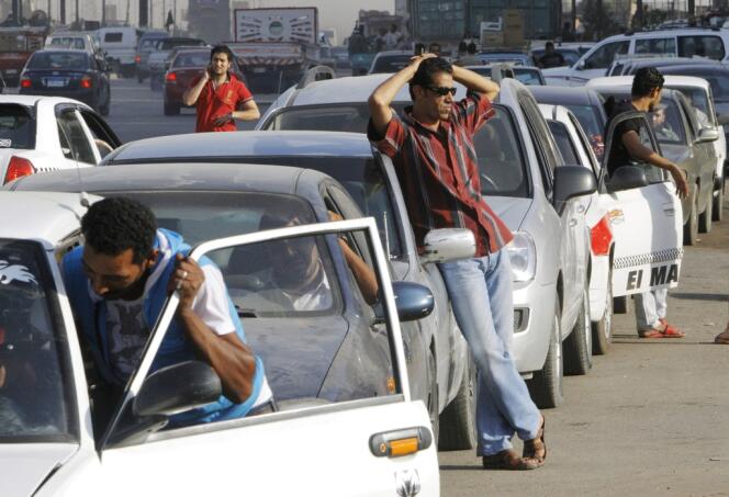 File d'attente devant une pompe à essence, le 25 juin au Caire.