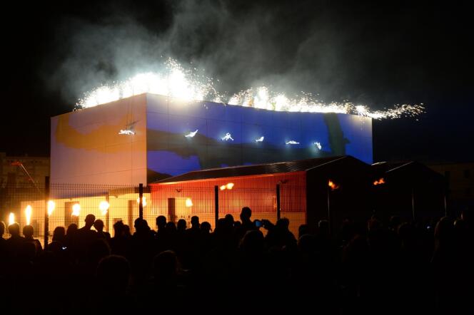Vendredi 5 juillet, pour l'ouverture du Festival d'Avignon, un feu d'artifice a transformé l'espace d'un soir la FabricA en théâtre de lumière.
