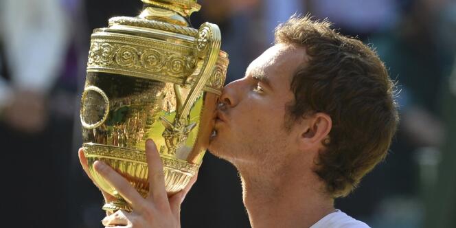 Andy Murray embrasse le trophée du tournoi de Wimbledon, le 7 juillet à Londres.