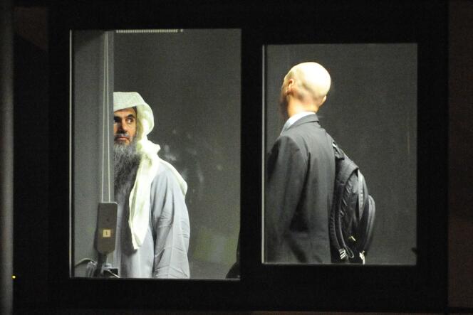 Abu Qatada (à gauche) s'apprête à décoller pour la Jordanie de la base de Northolt, à Londres, le 7 juillet. 