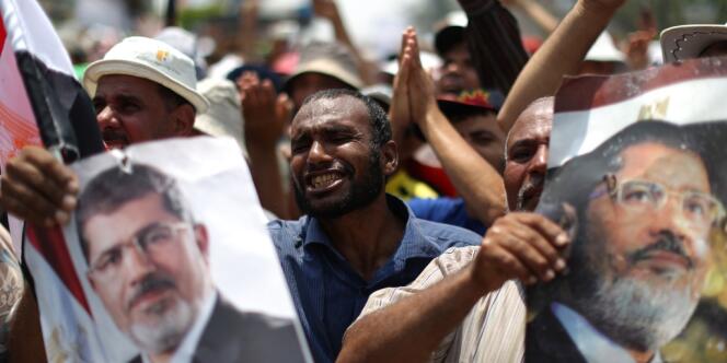 Des partisans du président déchu MOhamed Morsi devant la mosquée Al-Adawiya au Caire, le 9 juillet 2013.