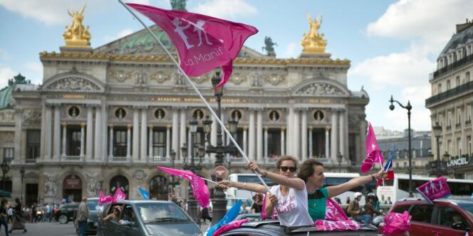 Action des opposants au mariage homosexuel le 30 juin devant l'Opéra Garnier, à Paris.