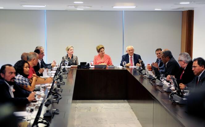La présidente brésilienne, Dilma Rousseff, lors d'une réunion avec les représentants syndicaux, le 26 juin, au palais présidentiel, à Brasilia.