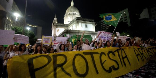 Manifestation d'artistes brésiliens dans les rues de Rio de Janeiro, le 20 juin.