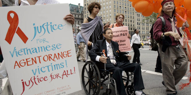 Des victimes de l'agent Orange marche vers un tribunal de New York, en juin 2007.