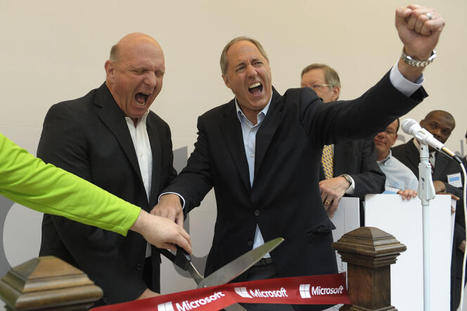 M. Ballmer (à gauche), PDG de Microsoft, et M. Fikany, responsable régional, lors de l’ouverture d’un magasin du groupe à Troy (Michigan), le 28 juin. 
