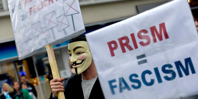 Un manifestant arborant le masque de Guy Fawkes des Anonymous proteste contre le programme Prism, le 29 juin 2013 à Hanovre, dans le centre de l'Allemagne.   