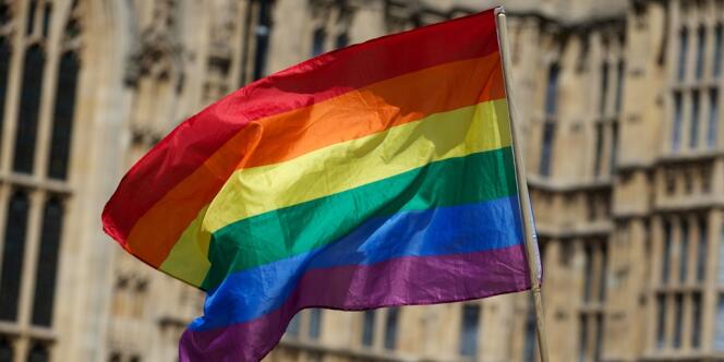 Un drapeau symbolisant la cause homosexuelle devant le Parlement britannique, à Londres.