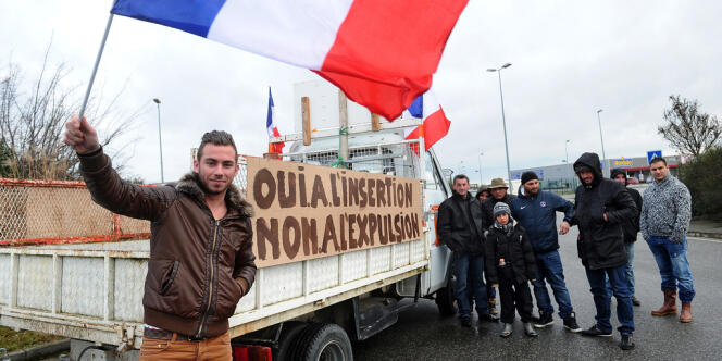 Des gens du voyage manifestent à Seysses, dans la banlieue de Toulouse, en février, pour dénoncer notamment les conditions sanitaires des aires d'accueil.