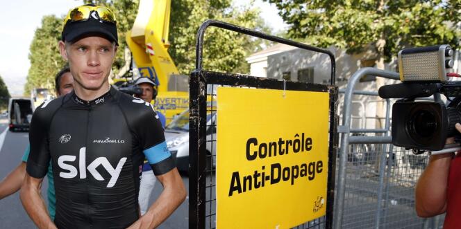 Chris Froome se présente au contrôle antidopage, le 16 juillet 2013 à Gap lors du Tour de France.